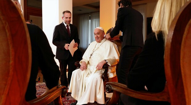 Papa Francesco privilegia le tv di Berlusconi, nuova intervista fiume a Mediaset