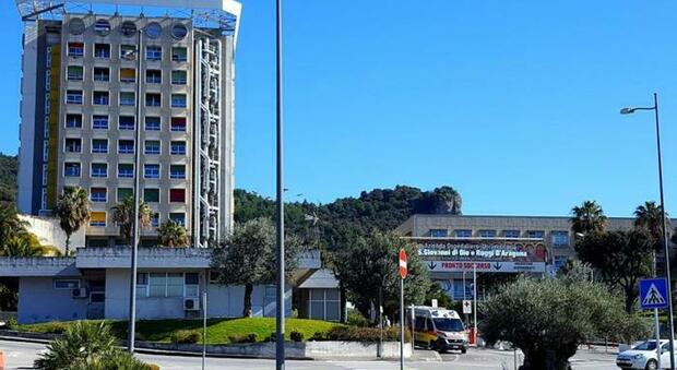 Covid a Salerno, la denuncia choc: «Pazienti morti derubati di oro e preziosi»