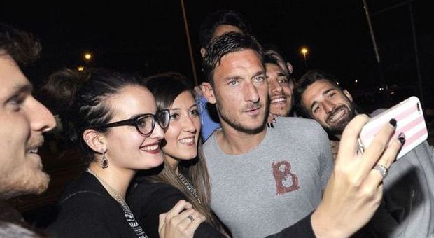 Festa giallorossa all'Eur dopo il derby: Totti re dei selfie, la notte è Magica