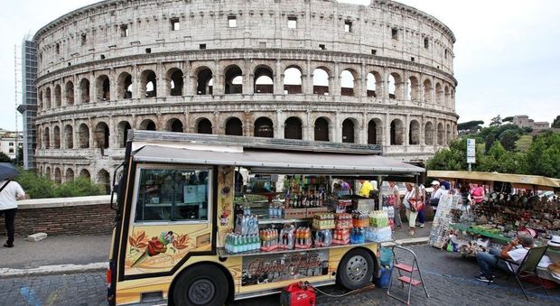 Roma, il "contropiano" dell'assessore Meloni: «Via i camion bar entro l'estate»