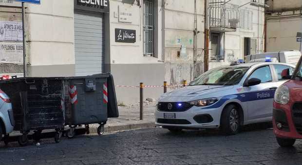 Napoli, cade cornicione a Fuorigrotta: anziano ferito in modo lieve