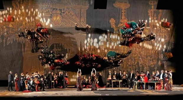 Una splendida scena dell’opera La traviata “degli specchi”