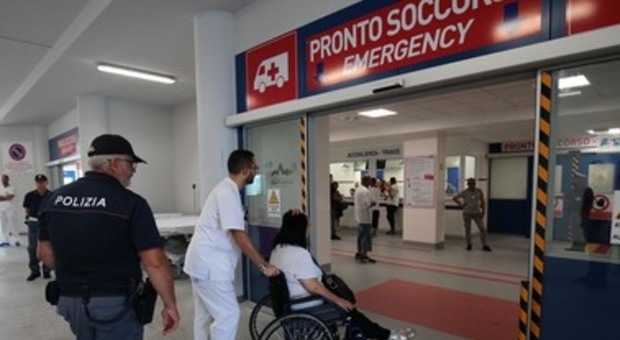 Ospedale del Mare, 32enne prende a calci la porta del pronto soccorso: denunciato per danneggiamento