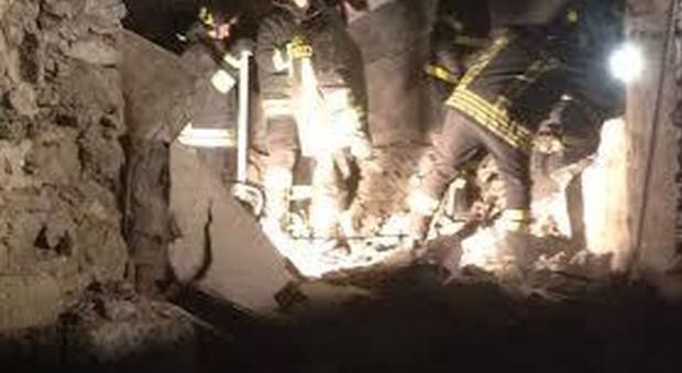 Esplode casolare a Ponticelli: pompieri con escavatrici e termotelecamere alla ricerca di vittime