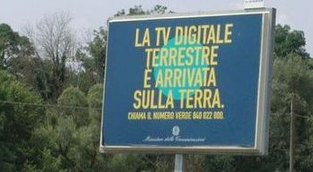 Un vecchio cartello che pubblicizzava il digitale terrestre