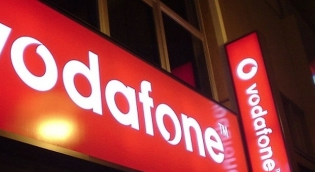 Rubano le chiavi al commesso del negozio Vodafone e lo svaligiano