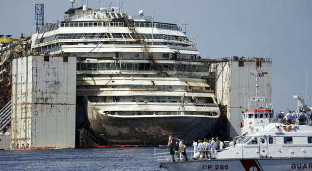 La Costa Concordia dopo il rigalleggiamento (foto Gregorio Borgia-Ap)