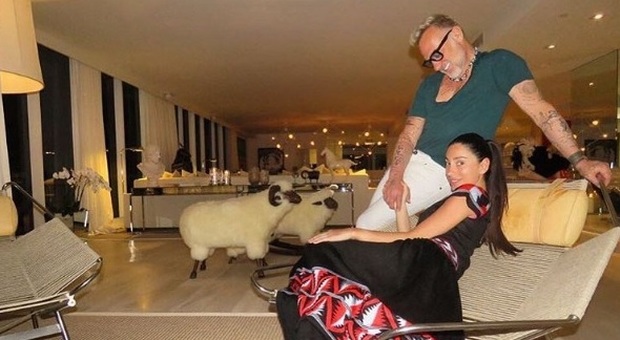 Vacchi, ecco l'attico di Miami: vista mozzafiato e poltrone a forma di pecora (Instagram)