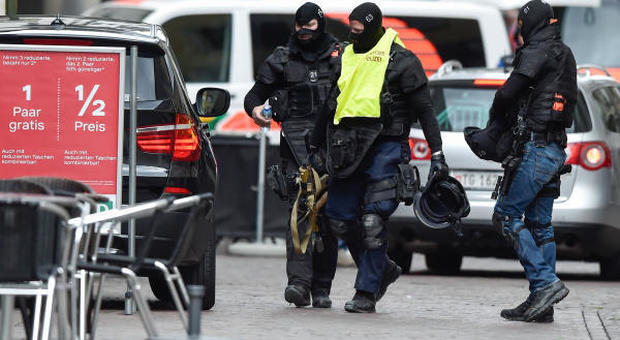 Germania, madre e figlio morti durante una sparatoria in Germania: feriti anche due poliziotti