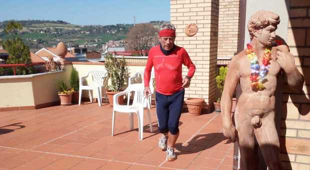 Ancona, la mezza maratona ai tempi del Coronavirus: Ferdinando corre per 21 km tra casa e terrazzo