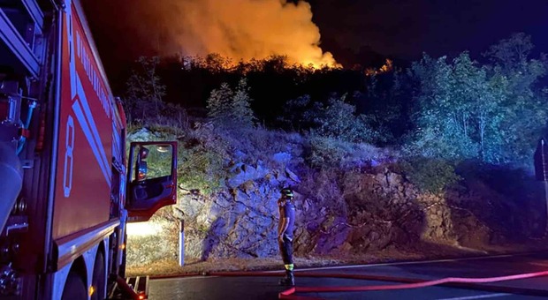 Udine, incendio assedia le case: famiglie evacuate nelle notte