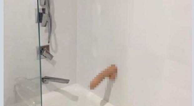 Condivide la foto del sex toy della cliente su Fb, idraulico viene licenziato
