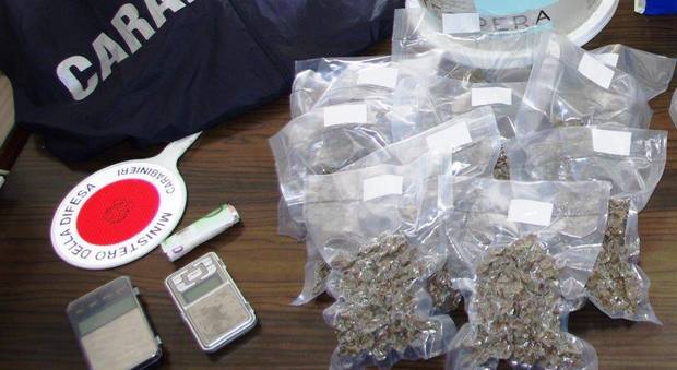 Bazar della droga nell'abitazione di un uomo di 64 anni: arrestato