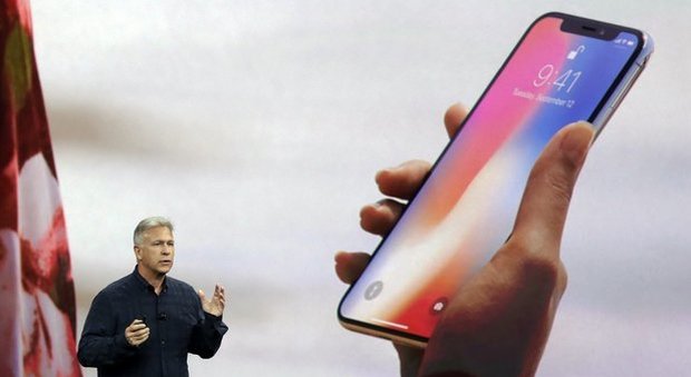 Apple, l'analista: "iPhone X potrebbe presto essere ritirato per le scarse vendite"