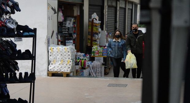 Napoli zona rossa, protesta al mercatino di Fuorigrotta con le saracinesche alzate