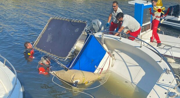 Barca affonda ad Ancona (a Fosso Conocchio), per recuperarla i sommozzatori usano dei palloni gonfiabili