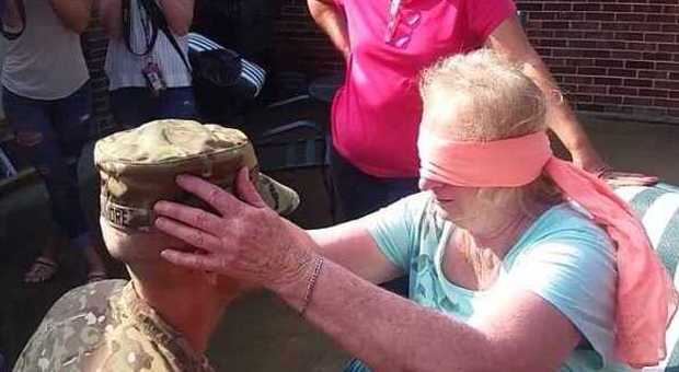 Soldato fa sorpresa alla madre dopo 2 anni al fronte: la reazione commuove il web -Guarda