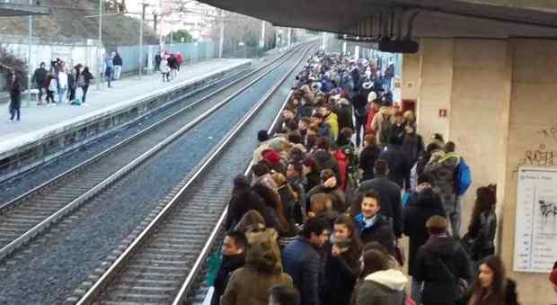Roma, guasto alla stazione di Settebagni: fermi tre treni