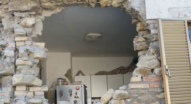 Terremoto, nonna salva i nipotini facendoli passare per un buco nel muro