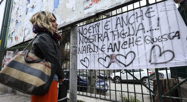 «Noemi è anche nostra figlia. Napoli è anche questa»: nuovi striscioni per la bimba ferita