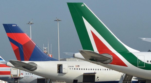 Alitalia, prestito statale da 350 milioni per favorire il closing Fs-Atlantia e Delta