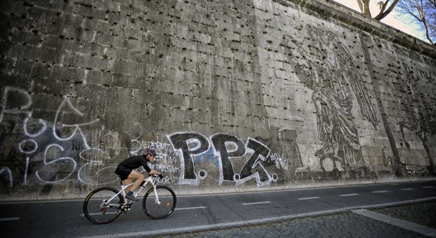 Roma, lungotevere: imbrattato dai vandali il murale di Kantridge