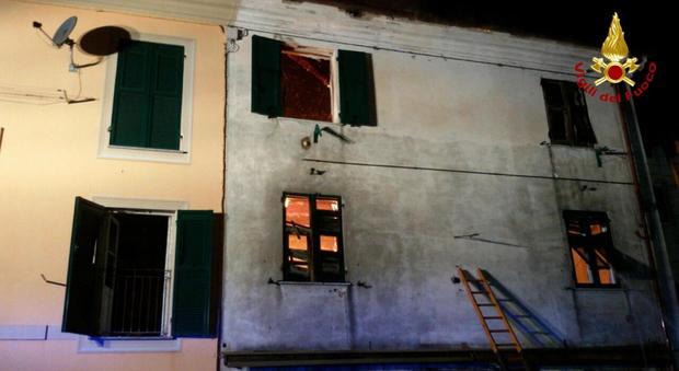 Genova, è morto anche il papà del bimbo lanciato dalla casa in fiamme
