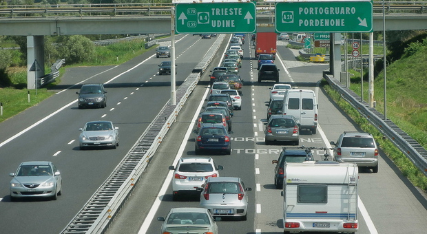Ferragosto, traffico sulle autostrade del Veneto: bollino rosso sulla Venezia-Trieste. Mezzi pesanti fermi: ecco quando
