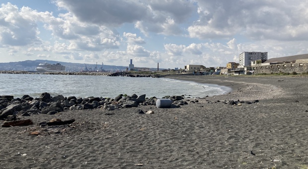 Napoli, a San Giovanni a Teduccio mare «fortemente inquinato»: è allarme da Legambiente