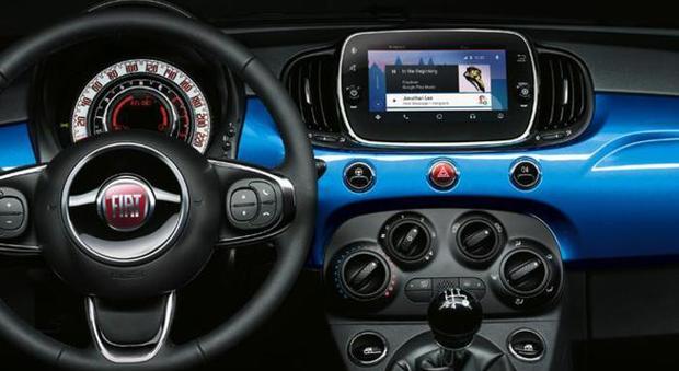 La plancia della Fiat 500 Mirror con il nuovo sistema Uconnect 7 pollici Hd Live touchscreen con Bluetooth e ingressi Usb-Aux In