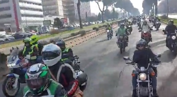I motociclisti sulla Colombo in direzione Colosseo