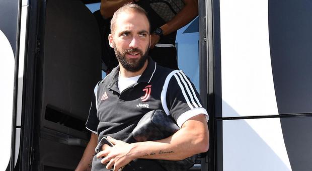 Juventus, Higuain è tornato a Torino: adesso va in quarantena