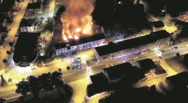 Notte d'inferno tra esplosioni, fuoco, case crollate e sgomberate: «Sembrava di essere in guerra»