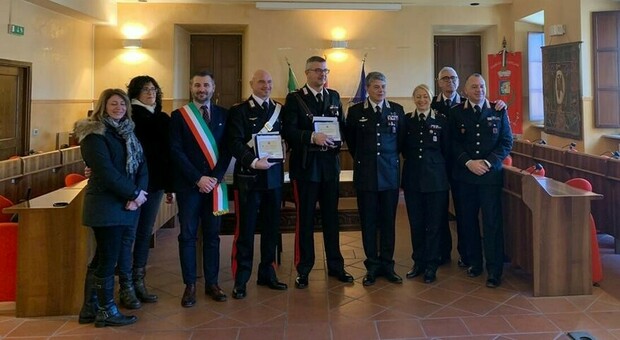 Civita Castellana, premiati due carabinieri, dal sindaco Giampieri