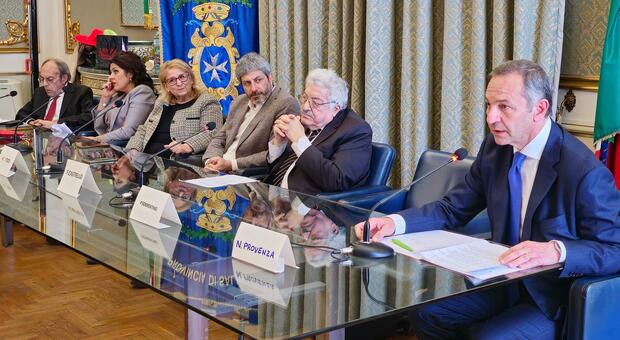 Il convegno con Fico e altri esponenti del M5S a Salerno