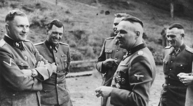 Joseph Mengele, al centro con la sigaretta, tra altri ufficiali delle SS