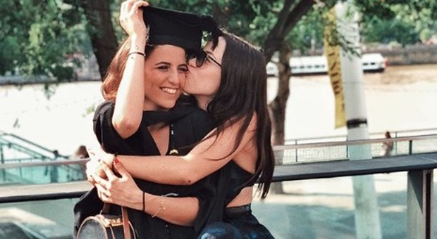 Aurora Ramazzotti e la tenera dedica per la laurea della figlia di Pino Daniele : «La tua felicità è anche la mia»