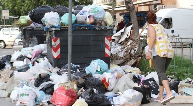 Rifiuti, a Napoli avanza la crisi: 350 tonnellate non raccolte in strada