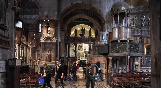 Venezia, acqua alta da record: «Alla Basilica di San Marco si è sfiorata l'Apocalisse»