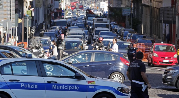 Napoli: chiusa la galleria Quattro Giornate, città paralizzata dal traffico. I percorsi alternativi