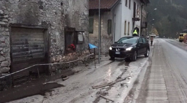 Allagamenti e frane sulla Agordina: traffico bloccato e case allagate