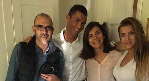 Cristiano Ronaldo e, in fondo a destra, Marisa Mendes (heavy.com - da Instagram)