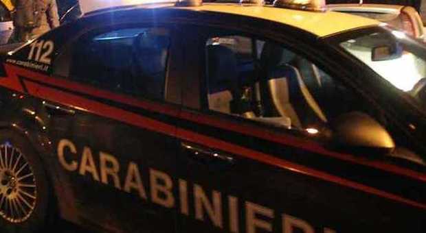 Guida senza patente, tenta di corrompere i carabinieri con 150 euro: in cella