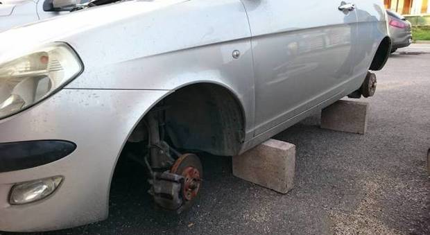 Napoli, arrestati due ladri di pneumatici sorpresi vicino a una Fiat 500