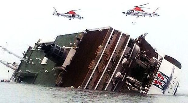 Traghetto affondato in Corea del Sud arrestati altri 4 membri dell'equipaggio La presidente: hanno agito come omicidi