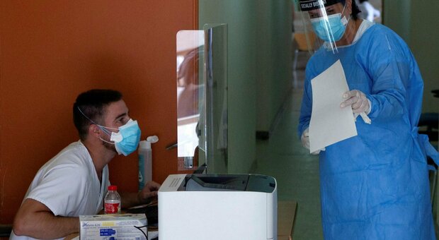Covid, in Spagna il virus circola 10 volte più che in Italia. Più morti in Romania