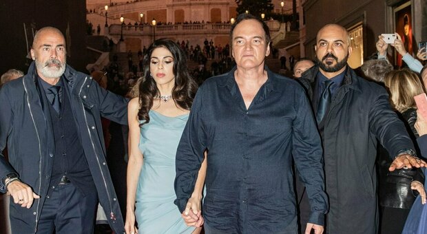 Via Condotti come Hollywood: il red carpet di Quentin Tarantino tra la folla dei fan