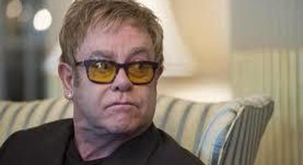 Elton John ha rischiato di morire durante il tour, cancellati alcuni concerti