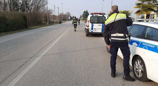 Incidente a Roveredo. Centrato da una macchina: motociclista muore scaraventato a 60 metri di distanza