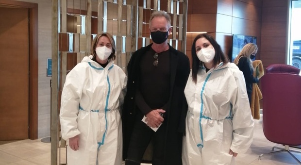 Sting sbarca a Roma: tampone (negativo) e foto con le infermiere